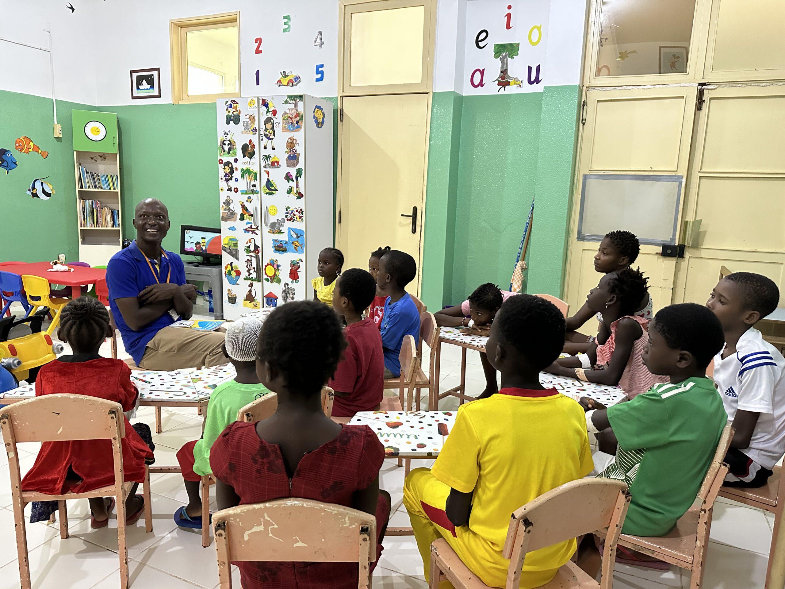 Ir a Escuela de pediatría en el Hospital Nacional Simão Mendes en Guinea Bissau